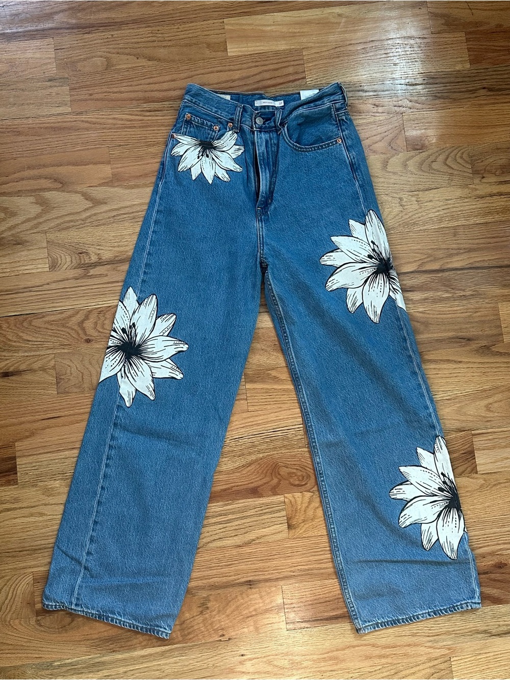 FARM Rio x Levi’s - Blue Denim Wide-Leg Jeans with White Floral Prints - Picture 3 of 7